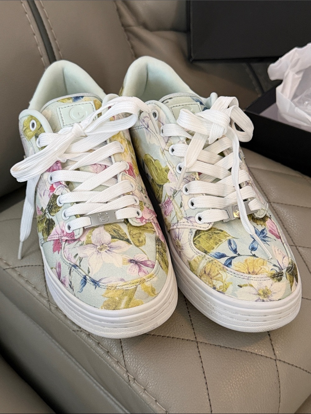 Floral Print Low-Top Women's Sneakers - White with Pastel Floral